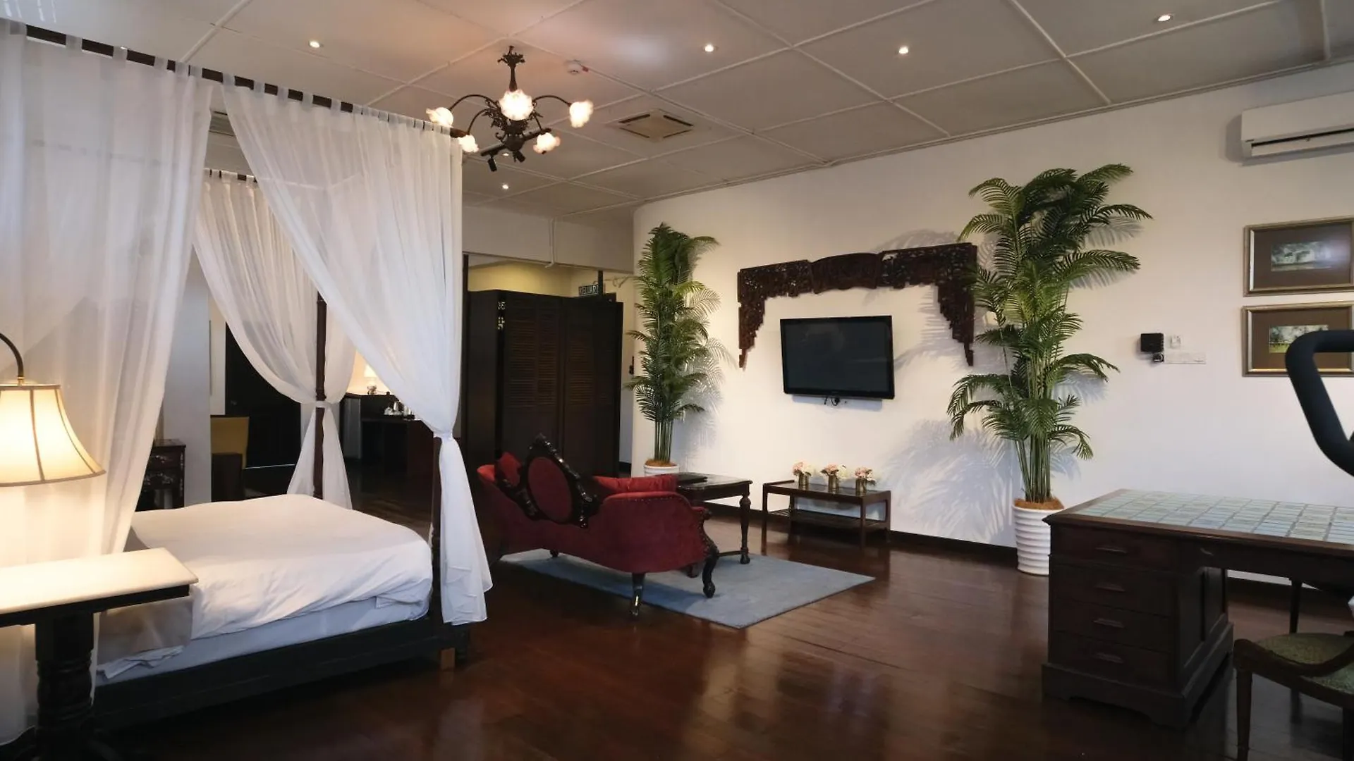 Museum Hotel George Town 3*,